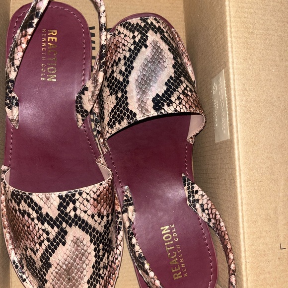 Kenneth Cole Reaction featherweight sculpted wedge sandal. - Picture 6 of 7